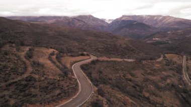 Dağ yolunda bir motosiklet - 4K Yatay Video