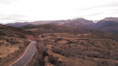 Güzel bir dağ yolunda giden araçlar - 4K Yatay Video