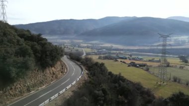 Vadiler arasındaki bir yolun Drone görünümü - 4K Yatay video