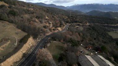 Drone, dağ yolunda giden bir motosikleti yakalıyor - 4K Yatay Video