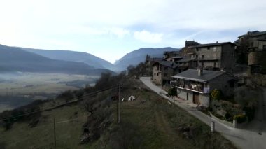 Dağlarda evleri olan inanılmaz bir manzara - 4K Yatay video