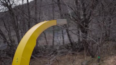 İşçiler bir şeyi fırlatan bir makinenin yanından geçiyorlar - 4K Yatay video