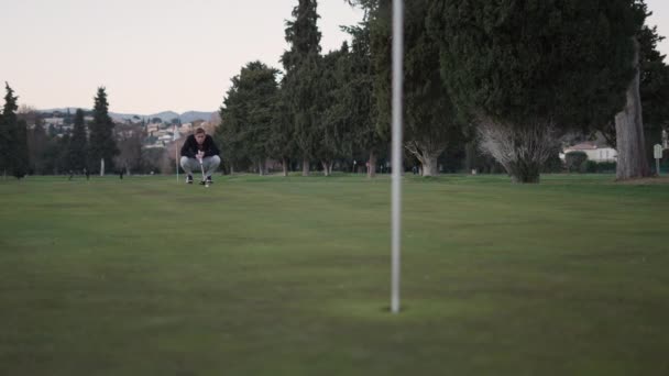Uzakta Bir Golfçü Çekim Yapar Vurur Yatay Video — Stok video