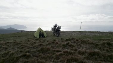 Genç bir adam sosyal medya için çadırından İHA 'yı yönetiyor - 4K Yatay Video