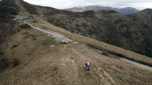 Une Moto Roule Loin Entre Les Montagnes Vidéo Horizontale — Video