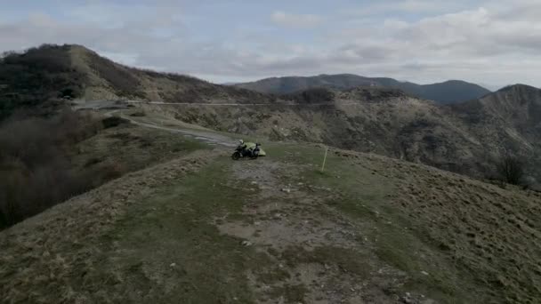 Zdjęcie Nieba Góry Motocyklem Namiotem Horizontal Video — Wideo stockowe