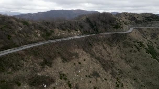 Drone Cattura Una Montagna Con Motociclista Accampato Video Orizzontale — Video Stock