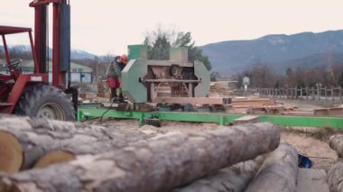 Bir ahşap oyma makinesi bir adam tarafından kullanılıyor - 4K Yatay video