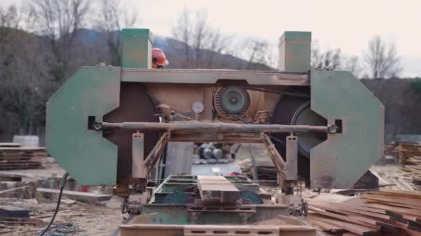 Eine Holzbearbeitungsmaschine Wird Von Einem Unkenntlichen Bediener Bedient Horizontalvideo — Stockvideo