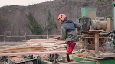 Bir ahşap işçisi bazı parçaları taşıyor - 4K Yatay video