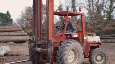 Bir operatör traktör kaldırma - 4K Yatay Video
