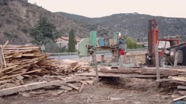 Tahta kesme makinesi kullanan tanınmayan bir adam - 4K Yatay Video