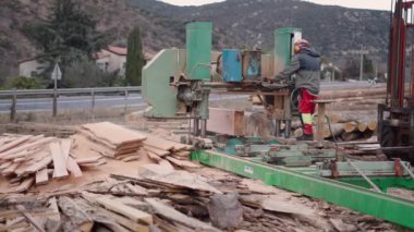 Bir odun kesme makinesi tanınmayan bir adam tarafından çalıştırılır - 4K Yatay video
