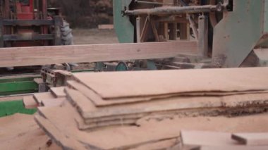 Bazı kerestelerin arkasında bir makine - 4K Yatay video