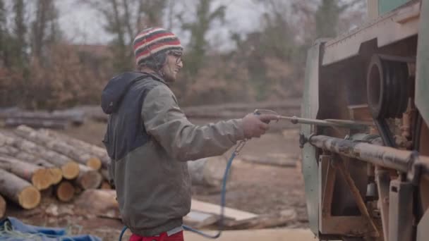 Человек Кепке Очищает Машину Воздухом Горизонтальное Видео — стоковое видео