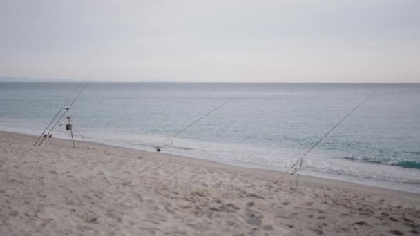 Несколько Рыболовных Стержней Застряли Песке Горизонтальное Видео — стоковое видео