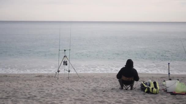 Рыбак Сидящий Перед Морской Рыбалкой Горизонтальное Видео — стоковое видео