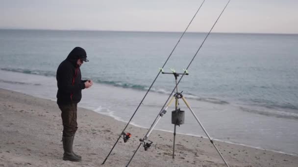 Pescador Adulto Ajustando Algo Com Dedos Horizontal Vídeo — Vídeo de Stock