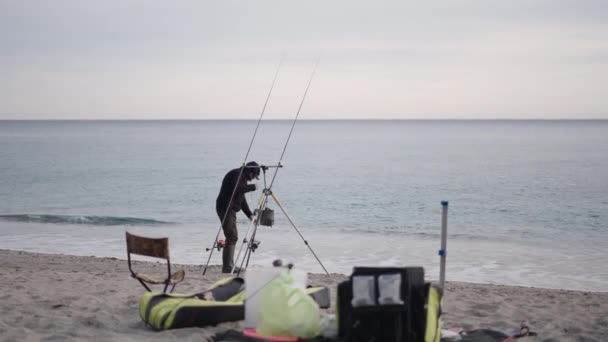 Ένας Ψαράς Προσαρμόζει Γραμμή Στη Ράβδο Του Οριζόντια Βίντεο — Αρχείο Βίντεο