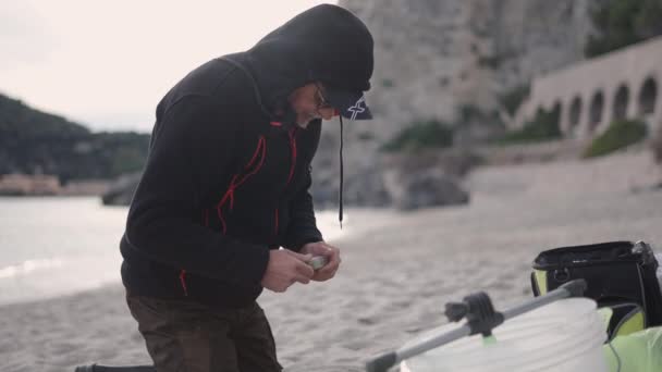 Пляже Рыбак Играет Рыболовные Аксессуары Горизонтальное Видео — стоковое видео