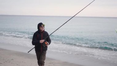 Yetişkin bir balıkçı oltasını atıyor - 4K Yatay video