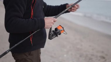 Bir balıkçı ipi gevşetiyor - 4K Yatay video