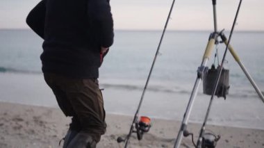 Tanınmayan bir balıkçı oltasının ucunu ayarlar - 4K Yatay video