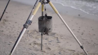 Tripoda asılı bir balık sepeti - 4K Yatay video