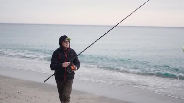一个成年渔夫抛出他的棒子 4K水平视频 — 图库视频影像