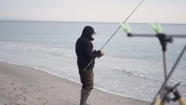 Ein Nicht Wiedererkennbarer Fischer Richtet Seine Angel Ufer Ein Horizontalvideo — Stockvideo