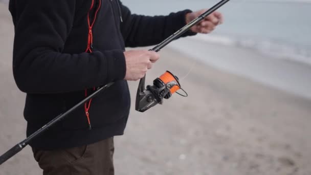 Ein Fischer Beim Abwickeln Der Leine Horizontalvideo — Stockvideo