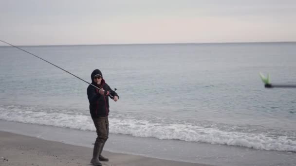 Μια Ράβδος Ρίχνει Ένας Βετεράνος Ψαράς Οριζόντια Βίντεο — Αρχείο Βίντεο