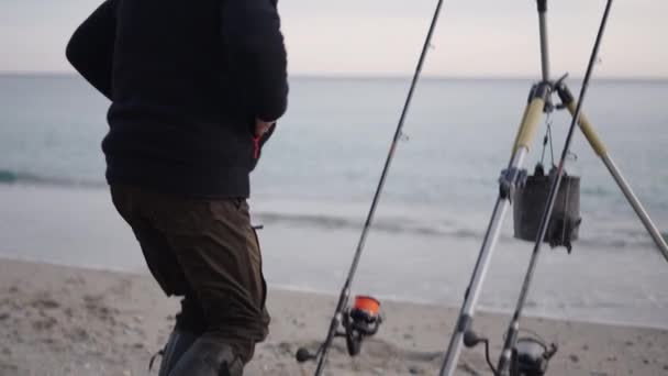 一个无法辨认的渔夫在他的4K水平视频杆上调整鱼线 — 图库视频影像