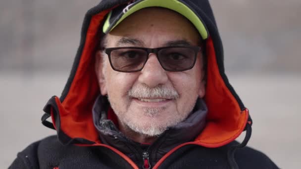 Gözlüklü Yaşlı Bir Balıkçının Yakın Çekimi Yatay Video — Stok video