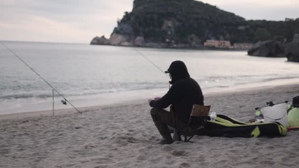Рыбак Сидит Красивом Пляже Горизонтальное Видео — стоковое видео