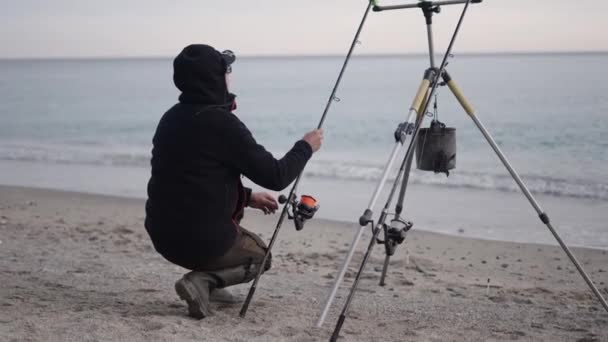 Ένας Ψαράς Κάνει Προσαρμογές Στη Ράβδο Του Οριζόντια Βίντεο — Αρχείο Βίντεο