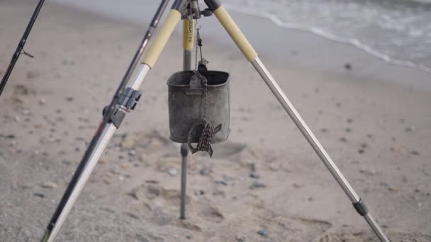 Ένα Καλαθάκι Ψαρέματος Που Κρέμεται Από Τρίποδο Οριζόντια Βίντεο — Αρχείο Βίντεο