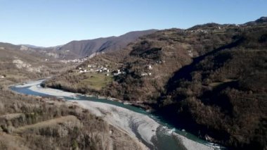 Dağlar ve nehir arasında güzel bir köy - 4K Yatay video