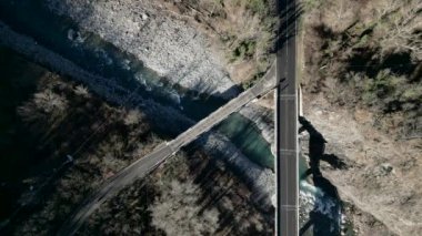 Dağ yolunda giden bir araç - 4K Yatay Video
