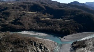 Dağlar arasında güzel bir nehrin havadan görünüşü - 4K Yatay Görüntü