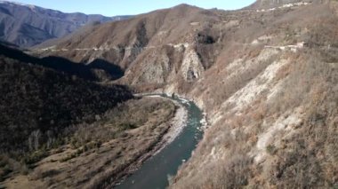 Drone bir dağ ve güzel bir nehir yakalar - 4K Yatay video