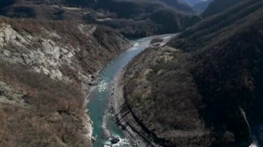 Dağlar arasındaki nehrin insansız hava aracı görüntüsü - 4K Yatay video
