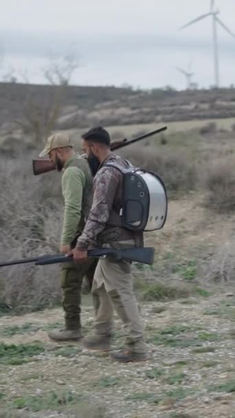 Δύο Κυνηγοί Όπλα Περπατούν Και Χαιρετάνε Fullhd Vertical Video — Αρχείο Βίντεο