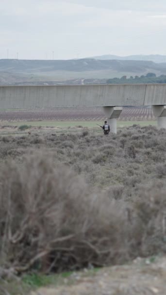 远处有两个猎人通过一座桥 Fullhd垂直视频 — 图库视频影像