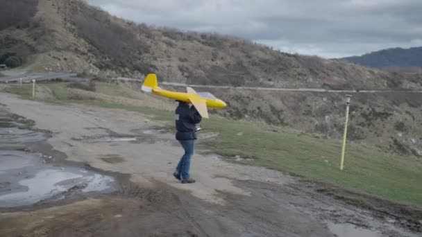 Homem Irreconhecível Levanta Seu Avião Brinquedo Vídeo Horizontal — Vídeo de Stock