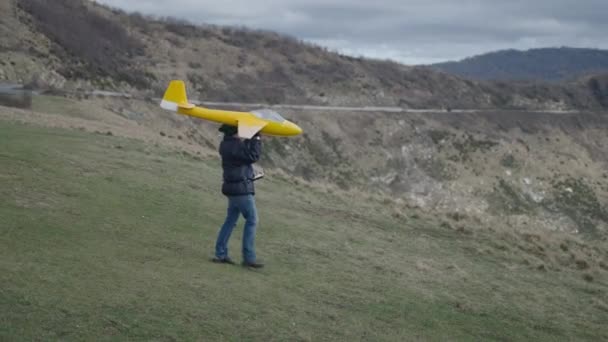 Dorosły Mężczyzna Przygotowuje Samolot Lotu Horizontal Video — Wideo stockowe