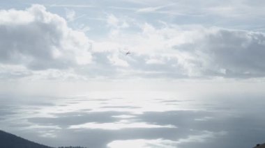 Güzel bir günde oyuncak bir uçak uçar - 4K yatay video