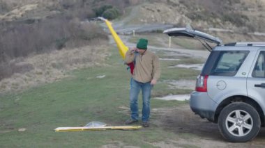 Bir adam oyuncak uçağının parçalarını söker - 4K Yatay Video