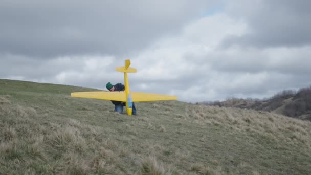 Ein Gelbes Flugzeug Wird Von Einem Mann Manipuliert Horizontalvideo — Stockvideo