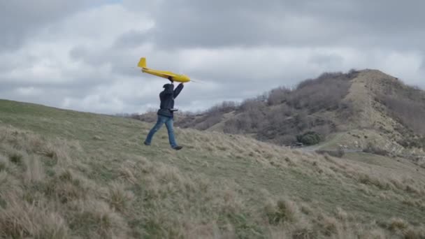 Игрушечный Самолет Снимает Мужчина Горизонтальное Видео — стоковое видео